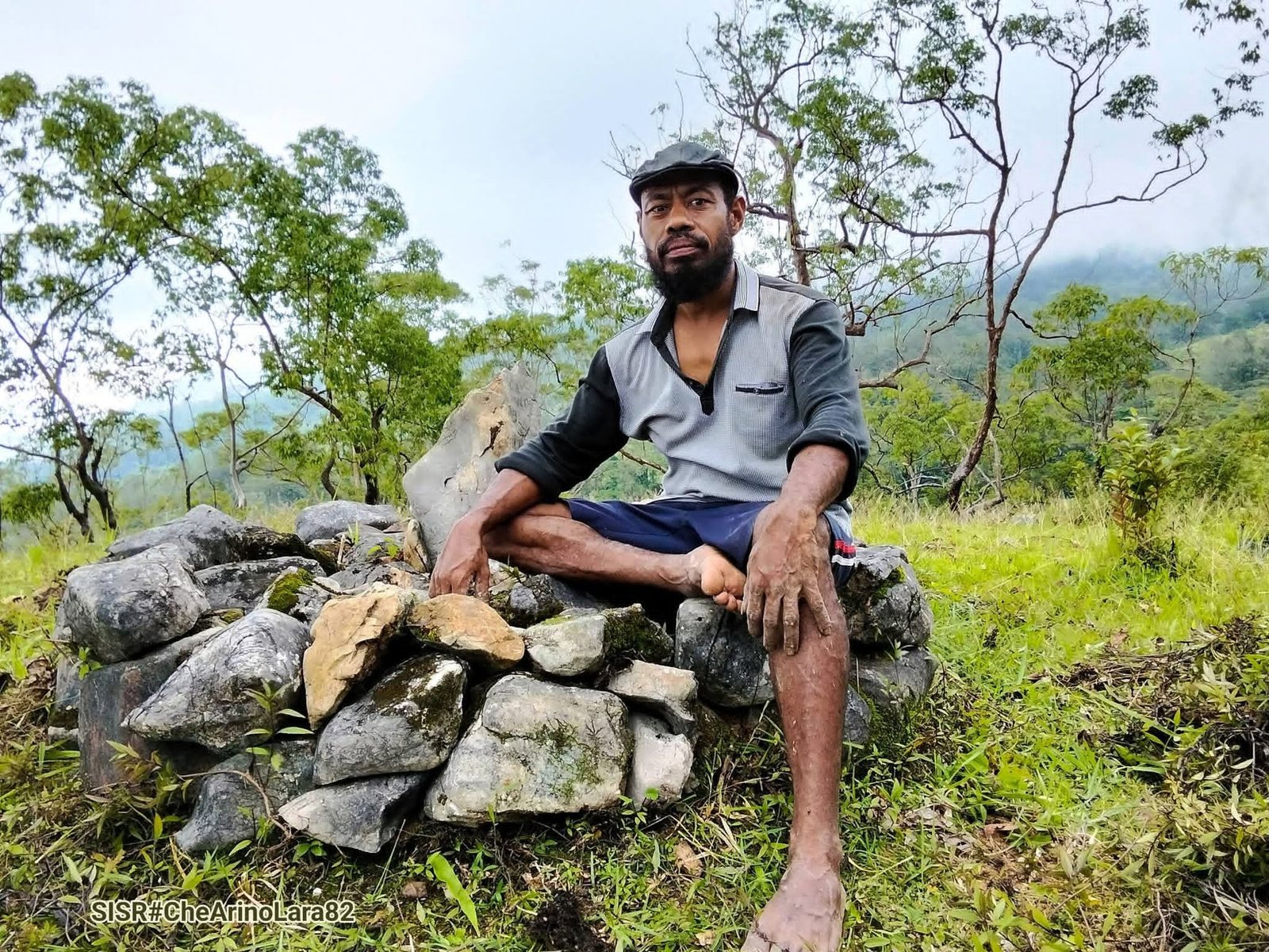 Bosok Resmea iha Mau bur hou, Foto Che Arino Lara 82 Fatuk Bosok ou Sadan Resmea nee Lokaliza iha Suku Rotuto,.Fatin nee naran Mau bur hou, atual Aldeia Sabou Nia Konta, maibe Kulturalmente pertensia Iha Aldeia Foehei Nia Konta Tamba areia nee, Kulturalmente domisiliariu dahuluk ba Uma Resmea nian iha Areia Refere, pertensia husi Rai Atlel Nia konta. " Ata lele Na lele As suli, suli sae, Na Lele As suli" Tuir estorio neebe haktuir hela katak Uluk Liu ( la hatene iha era/ zaman Ida neebe ), Uma Resmea Nia Lokalizasaun iha maet mata, parte Hrai aus Nia leten - kablaki Nia hun, fahe klaran entre Tiris Manufahi kuak no era fa Ai Ramu nian. Iha tempo neebe Uma Resmea ho Nia modelu Uma nian, Iha dikur, Manu aman iha Ai kakuluk ( kuad Ama tetuh ), iha makerek no eskada hitu, hodi nunee Mak uma kadunan Boeloko sente hanesan kompetisaun iha modelu hodi hatete nunee" Liurai Ida tesik ba nee, atu Liu tiha fali Hau" hodi nunee, Liurai Sira husi Kadunan Boeloko Senti la satisfas, mak buka maneira hodi halakon tiha Uma Fukun Resmea, alende nee funu nee akontese Tamba Hahalok finsindu no suba entre katuas Sira. Ho intensaun Atu halakon Uma Fukun Resmea nee, Mak Mosu funu Ida entre Kaduan Boeloko ho Resmea iha tempo Neeba, nunee funu nee akontese dunik, Kadunan Boeloko ho Nia Asuwain Sira ataka dunik Uma Resmea, maibe ataka Ida neebe halo husi Kadunan Boeloko ba Resmea, durante loron hitu - Kalan hitu, ( semana Ida ) la Fo rezultadu neebe diak ba Kadunan Boeloko, Tamba la Konseque harahun Uma Resmea, hodi nunee Mak Kadunan Boeloko konvida fali Nia Aliadu Sira neebe Sira hanaran Nauhini - Nau Mane ((( Ema neebe haktuir la temi Uma Nia naran " Nauhini - Nau mane Mak Sese, so temi deit nunee ))) hodi ataka Tan Uma Resmea durante semana Ida Nia laran ((( total ataka semana 2))) maibe la Konseque menan funu ataka Resmea nee. Ho Ida nee Mak husi Kadunan Boeloko konvida fali Uma Fusu Mau loe, sai Sira Nia Aliadu hodi hataka likus Uma Resmea, ho Aliadu husi Uma Fusu MauLoe Mak ikus foin harahun Uma Resmea, tuir estoria neebe haktuir katak Asuwain Sira husi Uma Fusu mau loe ataka no lori Fatuk Mak tuda hafoin harahun tiha Uma Resmea. Wainhira Uma Resmea Rahun ona Tamba hetan tuda makas husi Aliadu Kadunan Boeloko Neebe Mai husi Uma Fusu Mau loe, obriga katuas Sira iha uma Resmea Nia laran, Tengki halai sai husi Uma Resmea, nune'e katuas Sira halai namkari tiha, balu halai sai Liu no balu Mak Konseque hetan Salva husi Aliadu Boeloko nian Neebe Mai husi Uma Fusu MauLoe (((konsipeasaun Kultural )))). Halai namkari Ida nee balu Konseque halai sai Liu, la hatene Nia paraderu oras nee, iha neebe, no balu Mak halai tesik ba Lea ((( Fatuk kuak iha Era Fa Ai Ramu Nia Areadores))) neebe katuas Sira Husi Uma fusu MauLoe ((( Ema neebe haktuir la temi katuas Sira neebe Salva Katuas husi Resmea Sira, nee Nia naran ((( konspirasi kultural))) Mak Salva no lori Sira neebe halai ne'e, ba Lea, hodi subar katuas sira husi uma Resma, iha Fatuk kuak Ida, neebe iha ikus hodi hanaran Fatuk kuak nee naran "Fatuk kuak Resmea"(( fatuk Kuak Ne'e oras sei iha hela, - fatin Lea )). katuas Sira Husi Uma fusu Mau Loe, subar ona katuas Sira Husi Resmea, ba Fatuk kuak Resmea ona, Mak hafoin katuas Sira Husi Uma fusu MauLoe, Lao sai fali husi Lea Mai hodi hasoru fali katuas sira husi Kadunan Boeloko. Wainhira katuas Sira Husi Uma fusu MauLoe hasoru malu fali ho katuas Sira Husi Kadunan Boeloko, katuas Sira Husi Kadunan Boeloko husu ba katuas Sira Husi Uma fusu Mau Loe, nunee " Liurai Sira, imi hetan dunik ka Lae, ohin Ema Resmea Sira halai tesik husi nee ?," nunee katuas Sira Husi Uma fusu MauLoe hatan ba Sira nunee " Ami la hetan Ida, Ami mos foin tesik Mai, Ami Nia ain Fatin Mak Bosok tesik Mai nee," hodi nunee Sira hotu Fila fali ba knua Kadunan Boeloko Nia horik Fatin. Depois hare situasaun hakmatek ona, katuas Sira Husi Uma Fusu MauLoe tesik fali Lea Mai, hasai kataus sira Husi Uma Resmea, Sai husi Lea, hodi tesik Mai fali Mau bur hu, to iha fatin nee, mak katuas sira husi uma fusu Mauloe, hatudu no entrega fatin nee ba Resmea hodi hela no horik iha Fatin nee. Weinhira katuas Sira hela ona iha Mau bur hu, katuas sira husi Uma Resmea, komesa halo fali Uma Resmea iha nee, halo hotu tiha, konvida mos Uma Fusu MauLoe, Mai partisipasi iha inagurasaun nee, no iha Tempo nee Mak realiza konspirasaun kultural nian iha tempo nee kedas, Husi Uma fusu mau loe , Mai Hola feto Sira Husi Resmea neebe hodi kria relasaun Familia feto San Uma Mane nian, fahe servisu ba malu kona ba ambiental Nian neebe husi Uma Fusu MauLoe fo Fiar ba Resmea Mak sai hanesan Protektor ba Meu Ambiente ((( Lian Mambae = Bali betu nor oar )))) Maibe Tengki tane ukun nee ho sinal ruma neebe hodi kesi Relasaun entre Uma Fusu Mauloe ho Resmea alende feto San Uma Mane maibe intermus de ukun Kultural nian Mak Tengki husik hela material balu ba Uma Fusu MauLoe ho naran Keikoli. hahu husi nee Mak Uma Resmea hela permanente iha Mau bur hu no husik hela efedensia estoria Mak oras nee hatur hela Sadan KA Bosok neebe iha hela mau bur hu, maske oras ne'e hela deit Fatuk oan Hira Mak hatudu hela sinal Bosok nian, iha Fatin nee. {{ relasaun entre Uma Boeloko, Uma.Fusu MauLoe no Resmea iha fase seluk Ida no uluk Liu nudar Maun ho Alin = Maun boot Mak Boeloko ho Naran Leuskey, Maun Klaran Mak Uma Fusu MauLoe ho naran MauLoe no alin ikun Mak Resmea ho Naran Keikoli }}}. Notas : (((estoria nee, rona husi Matebian Avo Denis, avo ejidu husi Kabita Ulu, tiu alenxandrinu Sarmento no Daniel Maya husi Uma Fusu MauLoe, avo Matias Dos Santos husi Uma manehat " Sira nee Matebian hotu ona")) ( (((Husu ba belun sira neebe hatene Liu, Husu atu kurije,kompleto no halo piskiza klean Liu Tan, hodi hetan faktus estoria neebe diak Liu no lolos ))))) Hakerek Ho intensaun atu prezerva no salva guarda deit estoria pedasuk hirak nee ba piskizador Sira neebe sei Mai hodi sai referensia mentah ba Sira hodi buka Klean Liu ))))) (( hepoteza)) Sentru Informasaun Suku Rotutu Amorino Mendes #CheArinoLara82 #Resmea #82Manufuiklian,#Kalohan #LorikuAsuwain Hakbiit Bosok Resmea iha Mau bur hou, Foto Che Arino Lara 82 Fatuk Bosok ou Sadan Resmea nee Lokaliza iha Suku Rotuto,.Fatin nee naran Mau bur hou, atual Aldeia Sabou Nia Konta, maibe Kulturalmente pertensia Iha Aldeia Foehei Nia Konta Tamba areia nee, Kulturalmente domisiliariu dahuluk ba Uma Resmea nian iha Areia Refere, pertensia husi Rai Atlel Nia konta. " Ata lele Na lele As suli, suli sae, Na Lele As suli" Tuir estorio neebe haktuir hela katak Uluk Liu ( la hatene iha era/ zaman Ida neebe ), Uma Resmea Nia Lokalizasaun iha maet mata, parte Hrai aus Nia leten - kablaki Nia hun, fahe klaran entre Tiris Manufahi kuak no era fa Ai Ramu nian. Iha tempo neebe Uma Resmea ho Nia modelu Uma nian, Iha dikur, Manu aman iha Ai kakuluk ( kuad Ama tetuh ), iha makerek no eskada hitu, hodi nunee Mak uma kadunan Boeloko sente hanesan kompetisaun iha modelu hodi hatete nunee" Liurai Ida tesik ba nee, atu Liu tiha fali Hau" hodi nunee, Liurai Sira husi Kadunan Boeloko Senti la satisfas, mak buka maneira hodi halakon tiha Uma Fukun Resmea, alende nee funu nee akontese Tamba Hahalok finsindu no suba entre katuas Sira. Ho intensaun Atu halakon Uma Fukun Resmea nee, Mak Mosu funu Ida entre Kaduan Boeloko ho Resmea iha tempo Neeba, nunee funu nee akontese dunik, Kadunan Boeloko ho Nia Asuwain Sira ataka dunik Uma Resmea, maibe ataka Ida neebe halo husi Kadunan Boeloko ba Resmea, durante loron hitu - Kalan hitu, ( semana Ida ) la Fo rezultadu neebe diak ba Kadunan Boeloko, Tamba la Konseque harahun Uma Resmea, hodi nunee Mak Kadunan Boeloko konvida fali Nia Aliadu Sira neebe Sira hanaran Nauhini - Nau Mane ((( Ema neebe haktuir la temi Uma Nia naran " Nauhini - Nau mane Mak Sese, so temi deit nunee ))) hodi ataka Tan Uma Resmea durante semana Ida Nia laran ((( total ataka semana 2))) maibe la Konseque menan funu ataka Resmea nee. Ho Ida nee Mak husi Kadunan Boeloko konvida fali Uma Fusu Mau loe, sai Sira Nia Aliadu hodi hataka likus Uma Resmea, ho Aliadu husi Uma Fusu MauLoe Mak ikus foin harahun Uma Resmea, tuir estoria neebe haktuir katak Asuwain Sira husi Uma Fusu mau loe ataka no lori Fatuk Mak tuda hafoin harahun tiha Uma Resmea. Wainhira Uma Resmea Rahun ona Tamba hetan tuda makas husi Aliadu Kadunan Boeloko Neebe Mai husi Uma Fusu Mau loe, obriga katuas Sira iha uma Resmea Nia laran, Tengki halai sai husi Uma Resmea, nune'e katuas Sira halai namkari tiha, balu halai sai Liu no balu Mak Konseque hetan Salva husi Aliadu Boeloko nian Neebe Mai husi Uma Fusu MauLoe (((konsipeasaun Kultural )))). Halai namkari Ida nee balu Konseque halai sai Liu, la hatene Nia paraderu oras nee, iha neebe, no balu Mak halai tesik ba Lea ((( Fatuk kuak iha Era Fa Ai Ramu Nia Areadores))) neebe katuas Sira Husi Uma fusu MauLoe ((( Ema neebe haktuir la temi katuas Sira neebe Salva Katuas husi Resmea Sira, nee Nia naran ((( konspirasi kultural))) Mak Salva no lori Sira neebe halai ne'e, ba Lea, hodi subar katuas sira husi uma Resma, iha Fatuk kuak Ida, neebe iha ikus hodi hanaran Fatuk kuak nee naran "Fatuk kuak Resmea"(( fatuk Kuak Ne'e oras sei iha hela, - fatin Lea )). katuas Sira Husi Uma fusu Mau Loe, subar ona katuas Sira Husi Resmea, ba Fatuk kuak Resmea ona, Mak hafoin katuas Sira Husi Uma fusu MauLoe, Lao sai fali husi Lea Mai hodi hasoru fali katuas sira husi Kadunan Boeloko. Wainhira katuas Sira Husi Uma fusu MauLoe hasoru malu fali ho katuas Sira Husi Kadunan Boeloko, katuas Sira Husi Kadunan Boeloko husu ba katuas Sira Husi Uma fusu Mau Loe, nunee " Liurai Sira, imi hetan dunik ka Lae, ohin Ema Resmea Sira halai tesik husi nee ?," nunee katuas Sira Husi Uma fusu MauLoe hatan ba Sira nunee " Ami la hetan Ida, Ami mos foin tesik Mai, Ami Nia ain Fatin Mak Bosok tesik Mai nee," hodi nunee Sira hotu Fila fali ba knua Kadunan Boeloko Nia horik Fatin. Depois hare situasaun hakmatek ona, katuas Sira Husi Uma Fusu MauLoe tesik fali Lea Mai, hasai kataus sira Husi Uma Resmea, Sai husi Lea, hodi tesik Mai fali Mau bur hu, to iha fatin nee, mak katuas sira husi uma fusu Mauloe, hatudu no entrega fatin nee ba Resmea hodi hela no horik iha Fatin nee. Weinhira katuas Sira hela ona iha Mau bur hu, katuas sira husi Uma Resmea, komesa halo fali Uma Resmea iha nee, halo hotu tiha, konvida mos Uma Fusu MauLoe, Mai partisipasi iha inagurasaun nee, no iha Tempo nee Mak realiza konspirasaun kultural nian iha tempo nee kedas, Husi Uma fusu mau loe , Mai Hola feto Sira Husi Resmea neebe hodi kria relasaun Familia feto San Uma Mane nian, fahe servisu ba malu kona ba ambiental Nian neebe husi Uma Fusu MauLoe fo Fiar ba Resmea Mak sai hanesan Protektor ba Meu Ambiente ((( Lian Mambae = Bali betu nor oar )))) Maibe Tengki tane ukun nee ho sinal ruma neebe hodi kesi Relasaun entre Uma Fusu Mauloe ho Resmea alende feto San Uma Mane maibe intermus de ukun Kultural nian Mak Tengki husik hela material balu ba Uma Fusu MauLoe ho naran Keikoli. hahu husi nee Mak Uma Resmea hela permanente iha Mau bur hu no husik hela efedensia estoria Mak oras nee hatur hela Sadan KA Bosok neebe iha hela mau bur hu, maske oras ne'e hela deit Fatuk oan Hira Mak hatudu hela sinal Bosok nian, iha Fatin nee. {{ relasaun entre Uma Boeloko, Uma.Fusu MauLoe no Resmea iha fase seluk Ida no uluk Liu nudar Maun ho Alin = Maun boot Mak Boeloko ho Naran Leuskey, Maun Klaran Mak Uma Fusu MauLoe ho naran MauLoe no alin ikun Mak Resmea ho Naran Keikoli }}}. Notas : (((estoria nee, rona husi Matebian Avo Denis, avo ejidu husi Kabita Ulu, tiu alenxandrinu Sarmento no Daniel Maya husi Uma Fusu MauLoe, avo Matias Dos Santos husi Uma manehat " Sira nee Matebian hotu ona")) ( (((Husu ba belun sira neebe hatene Liu, Husu atu kurije,kompleto no halo piskiza klean Liu Tan, hodi hetan faktus estoria neebe diak Liu no lolos ))))) Hakerek Ho intensaun atu prezerva no salva guarda deit estoria pedasuk hirak nee ba piskizador Sira neebe sei Mai hodi sai referensia mentah ba Sira hodi buka Klean Liu ))))) (( hepoteza)) Sentru Informasaun Suku Rotutu Amorino Mendes #CheArinoLara82 #Resmea #82Manufuiklian,#Kalohan #LorikuAsuwain Hakbiit