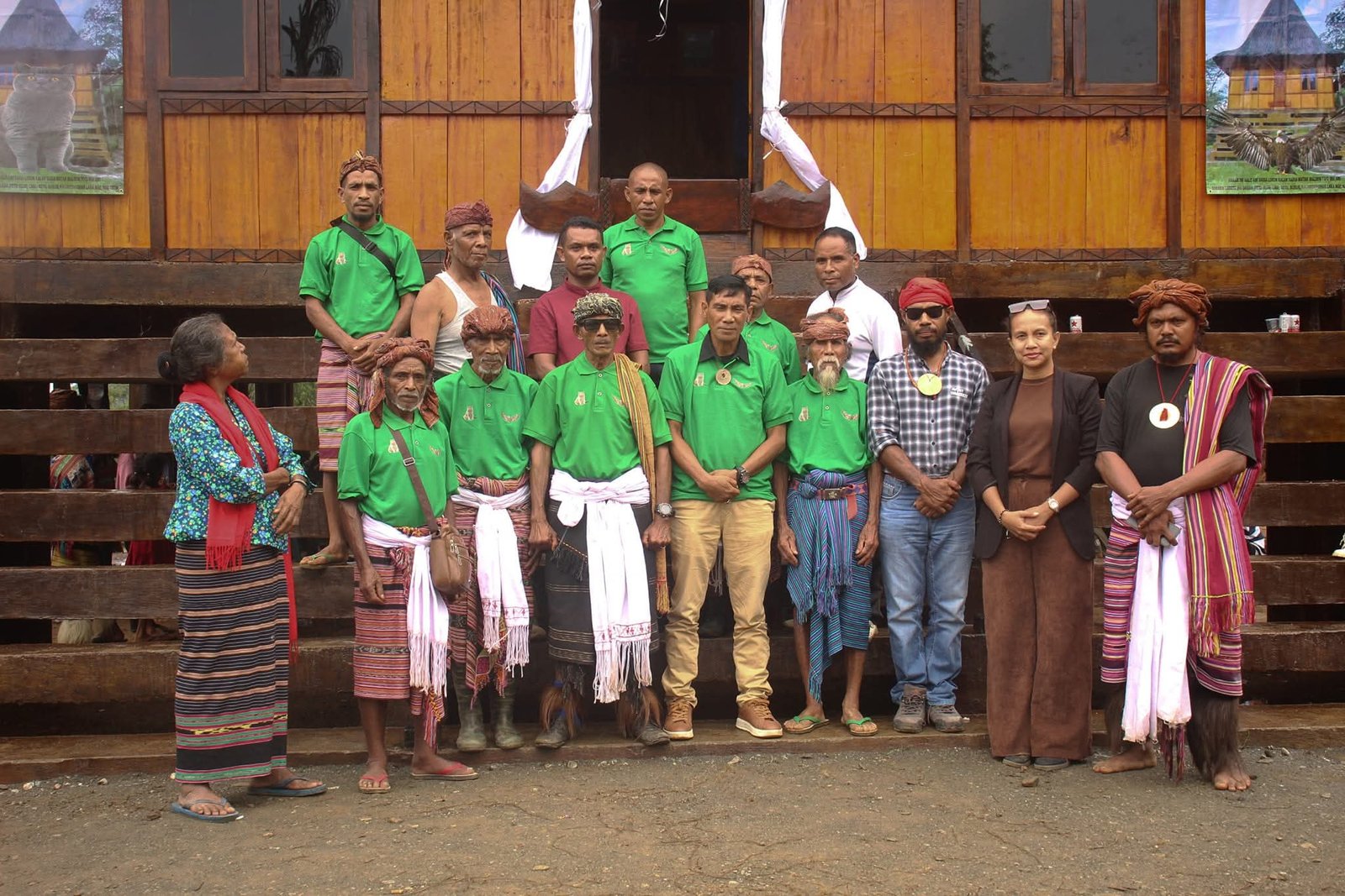 foto hamutuk  ho oan mane uma sakarai labato no diretur jeral Arte e Cultura iha inagurasaun uma sakarai, loron 7 dezembro 2024