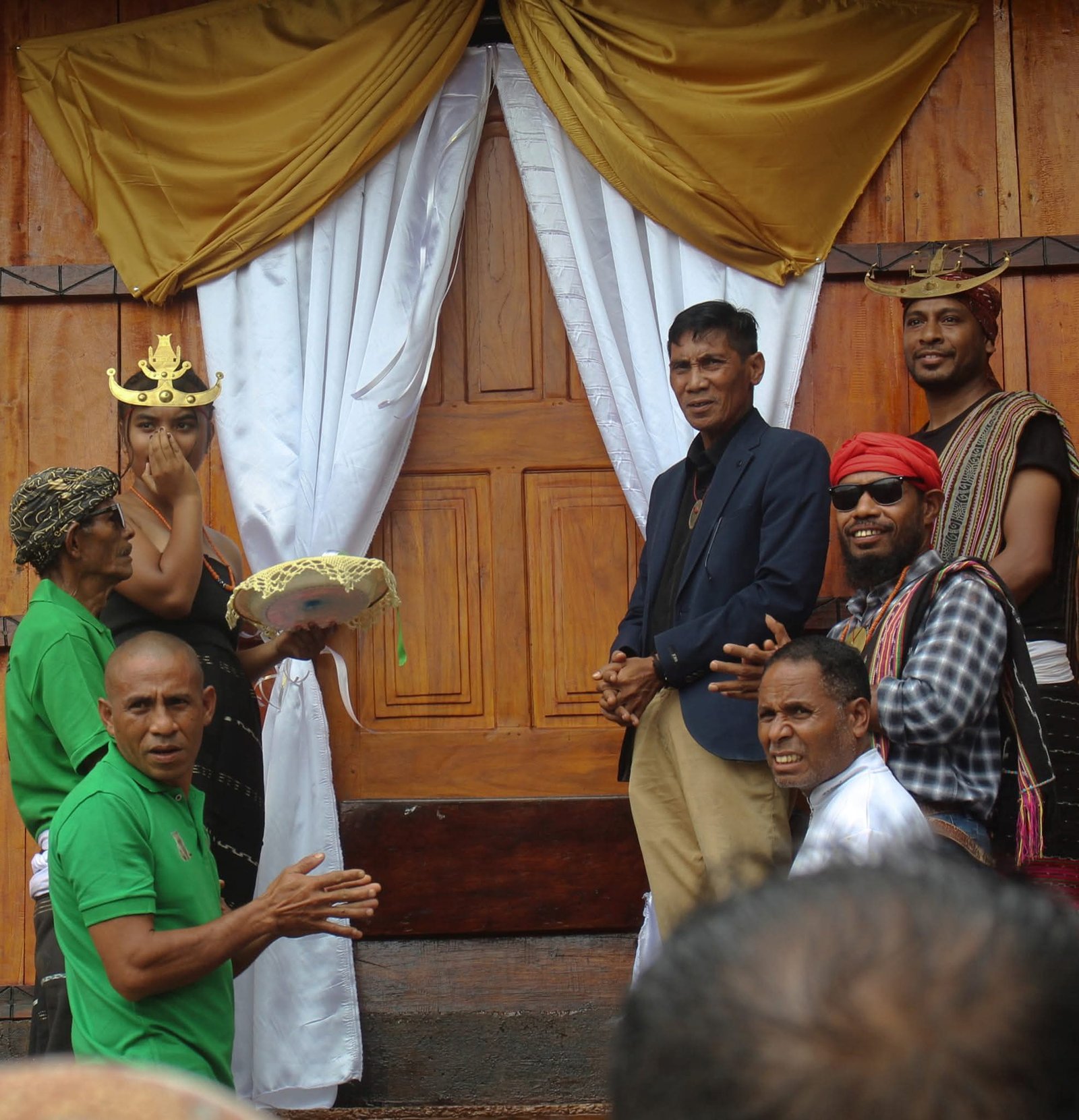 Foto hamutuk ho oan mane sakarai labato tempo inagurasaun uma sakarai 7 - 12 - 2024