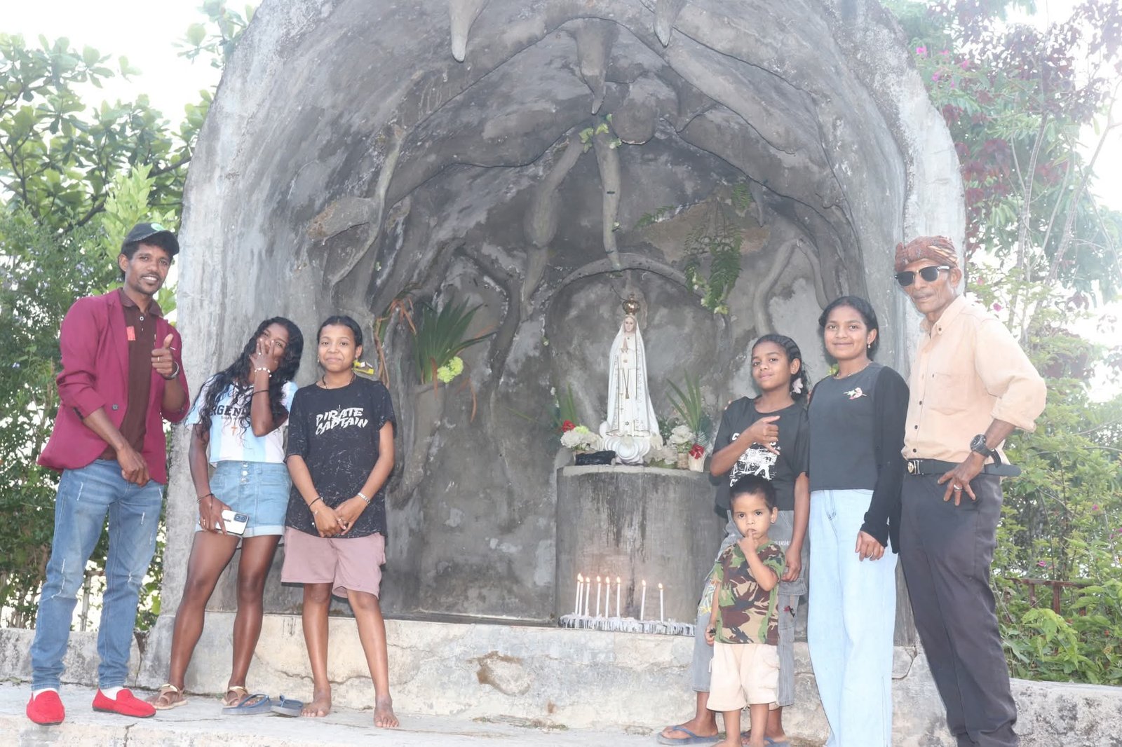 gruta Nossa Senhora de Fatima iha fahisarata ne'ebe nakfilak husi dirlaun