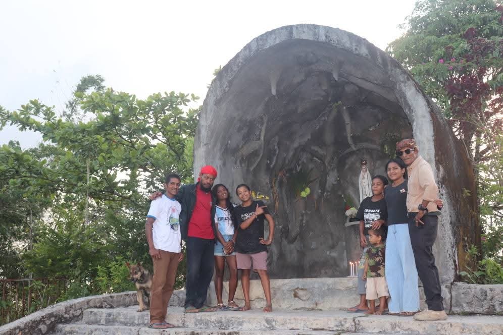 gruta Nossa Senhora de Fatima iha fahisarata ne'ebe nakfilak husi dirlaun